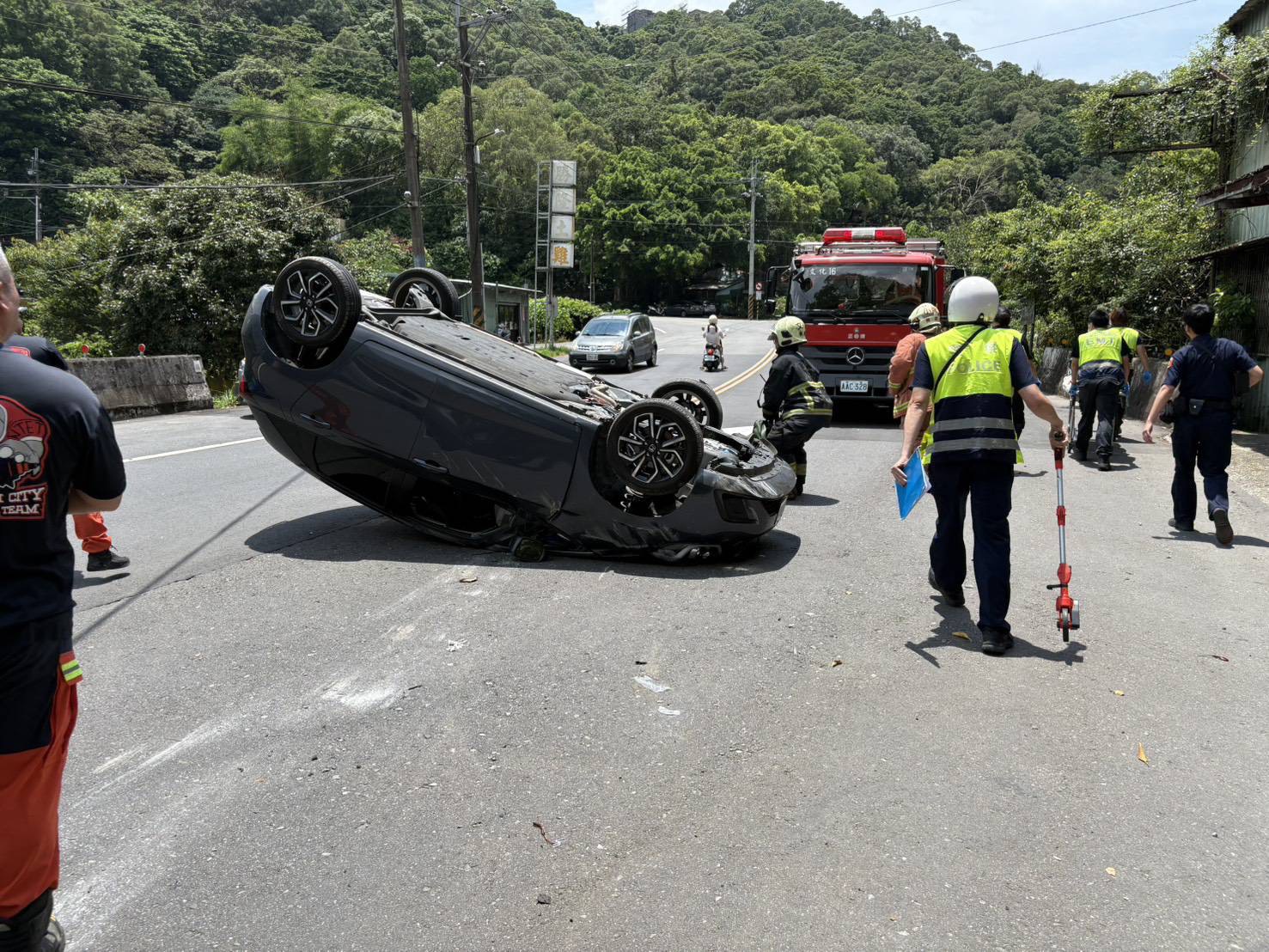 ▲60歲王姓男子駕駛自小客車沿大科路往林口方向行駛時，疑似因身體不適突然失去意識，車輛失控擦撞山壁後整輛翻覆。(翻攝畫面