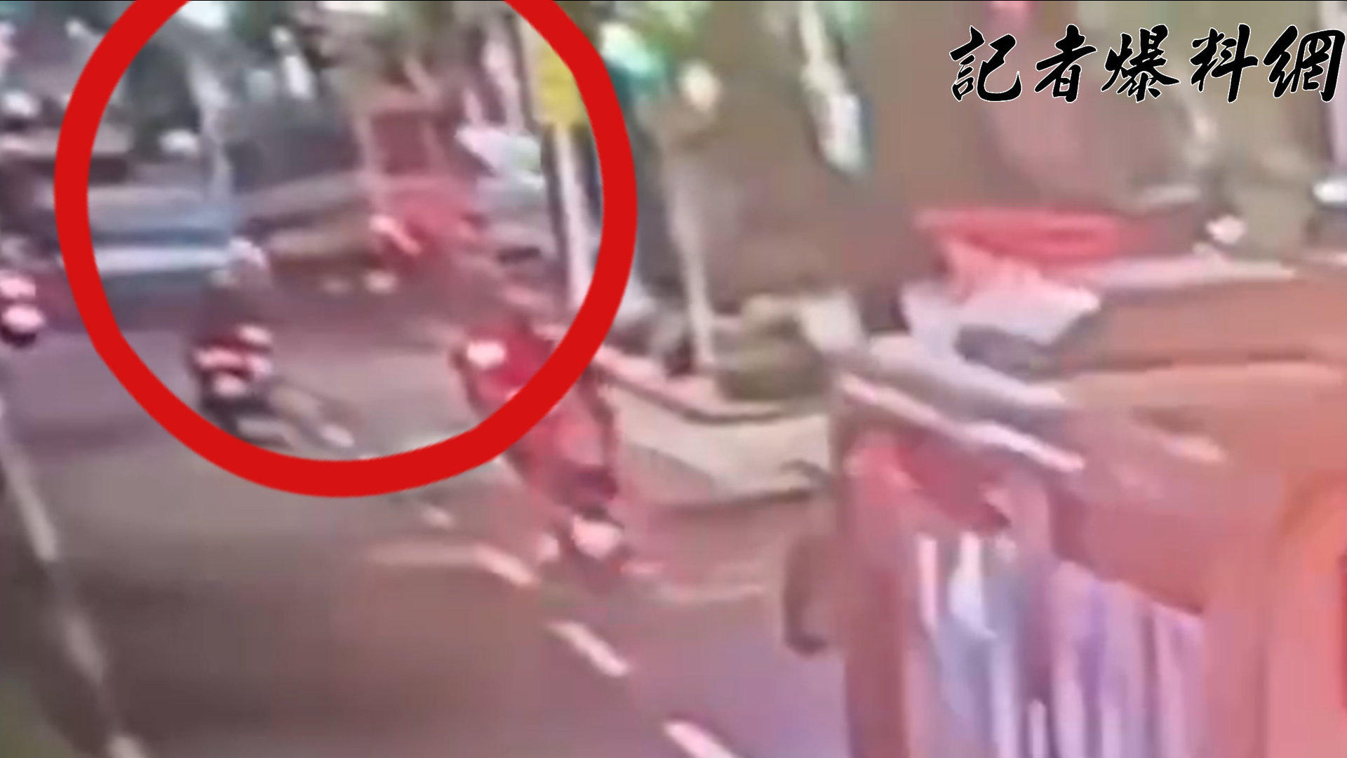 ▲台北市中山區中山北路外側車道，昨（23）日深夜23時許，1輛馬偕醫院員工交通車自院區出發，才剛轉上中山北路外側車道，車輛隨即失控自撞人行道的路樹與燈桿。（翻攝畫面）