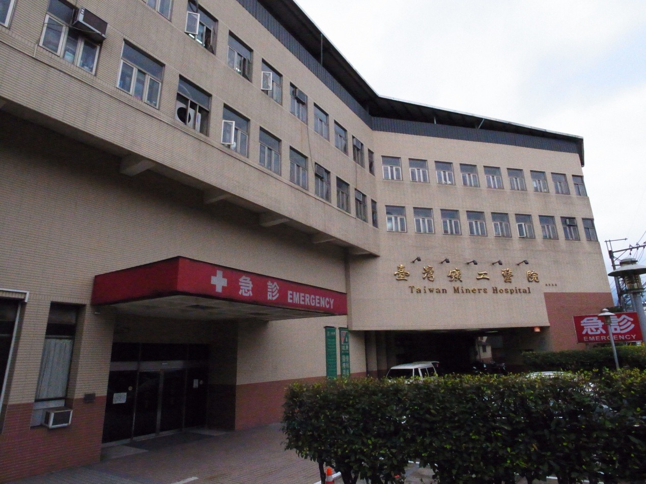 ▲消防人員獲報到場，發現吳婦已無呼吸心跳，立即實施急救後送往台灣礦工醫院搶救。(翻攝畫面)▲消防人員獲報到場，發現吳婦已無呼吸心跳，立即實施急救後送往台灣礦工醫院搶救。（台灣礦工醫院外觀，翻攝自台灣礦工醫院官網）
