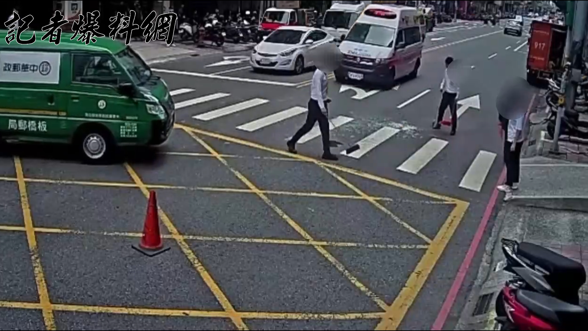 ▲王姓房仲開窗過程中疑似未察覺鋁窗結構老化，導致窗戶整扇脫落墜落路中，王男見狀立即下樓自行清掃玻璃碎片。（翻攝畫面）