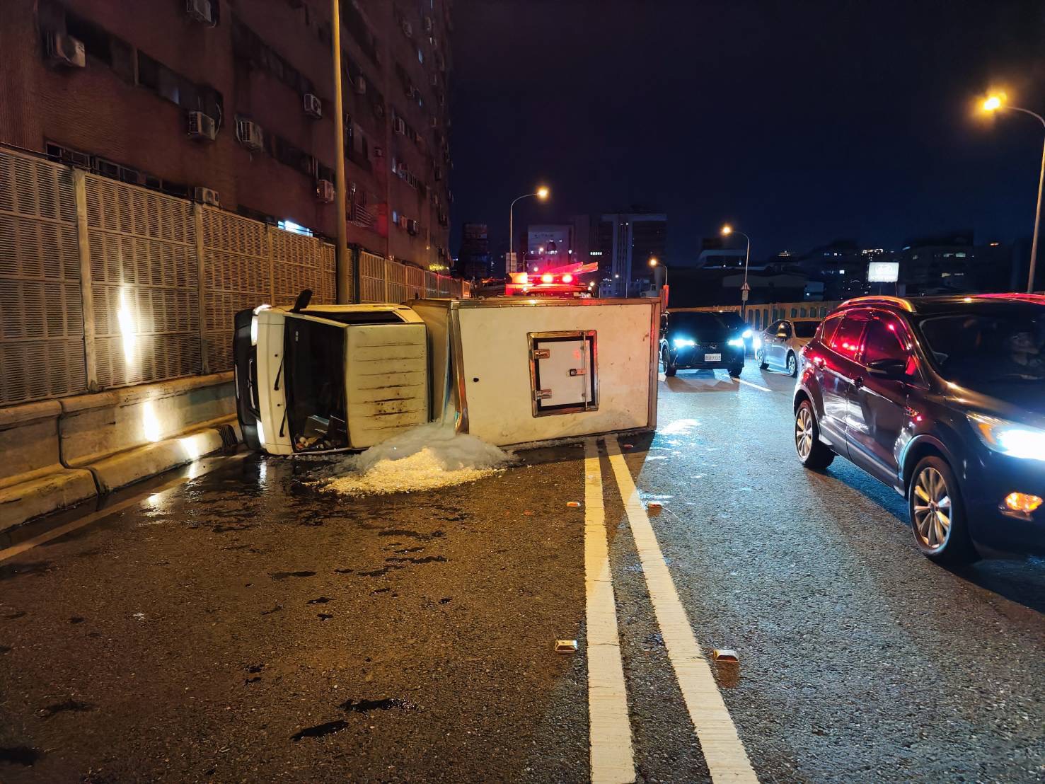 ▲警方調查，24歲陳姓男子駕駛小貨車正準備前往圓通市場配送碎冰，途中車輛右後輪突然爆胎，導致車輛失控翻覆。（翻攝畫面）