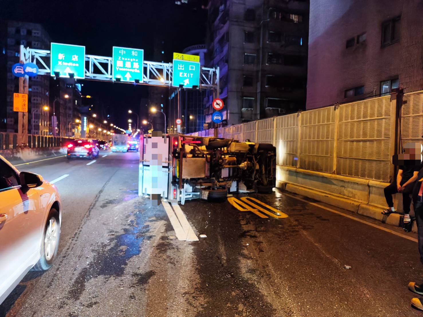 ▲警方調查，24歲陳姓男子駕駛小貨車正準備前往圓通市場配送碎冰，途中車輛右後輪突然爆胎，導致車輛失控翻覆。（翻攝畫面）