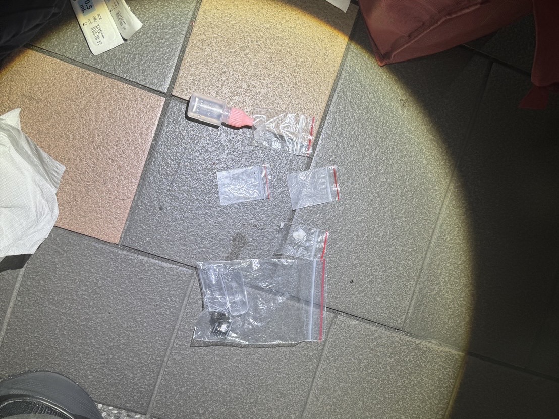 ▲警方現場在劉、賴兩嫌身上查獲1罐依托咪酯煙油、1包安非他命、2包海洛因以及3顆俗稱「喪屍菸彈」的依托咪酯煙彈。（翻攝畫面）