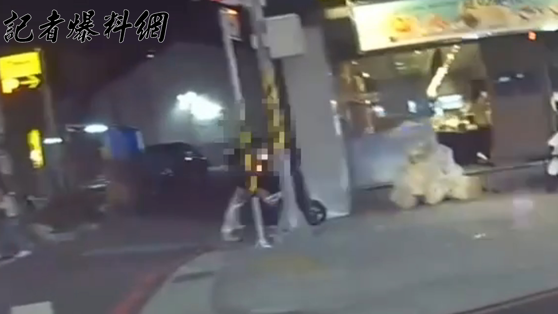 ▲▼2嫌騎車行經龍門路、正義北路口時，擦撞75歲陳姓男子載66歲洪姓女子的機車，嫌犯車輛也隨即失控倒地。（翻攝畫面）