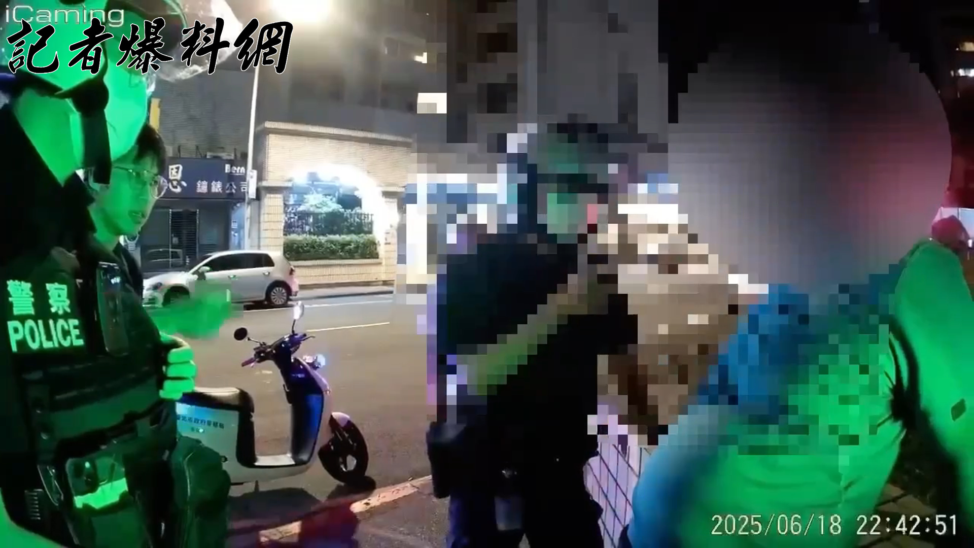 ▲蘇男見員警到場仍不為所動，氣焰囂張。(翻攝畫面)