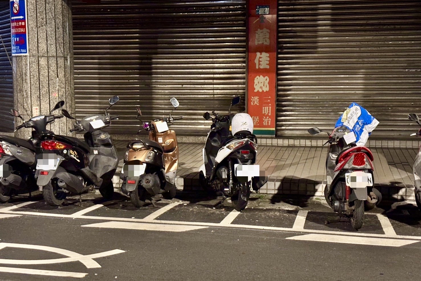 ▲新北市板橋區25日凌晨發生1起交通肇逃事故。1輛租賃自小客車行經新海路、英士路口時，擦撞路邊停放的6部機車，肇事後駕駛未停車查看，反而直接加速逃逸。（翻攝畫面）