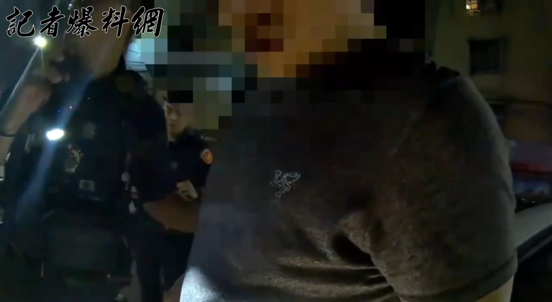 ▲新北市新莊區昨（24）日凌晨0時許，34歲劉姓男子駕車違停紅線引起巡邏員警注意，上前盤查時，當場查獲劉男持有第2級毒品依托咪酯煙彈。(翻攝畫面)