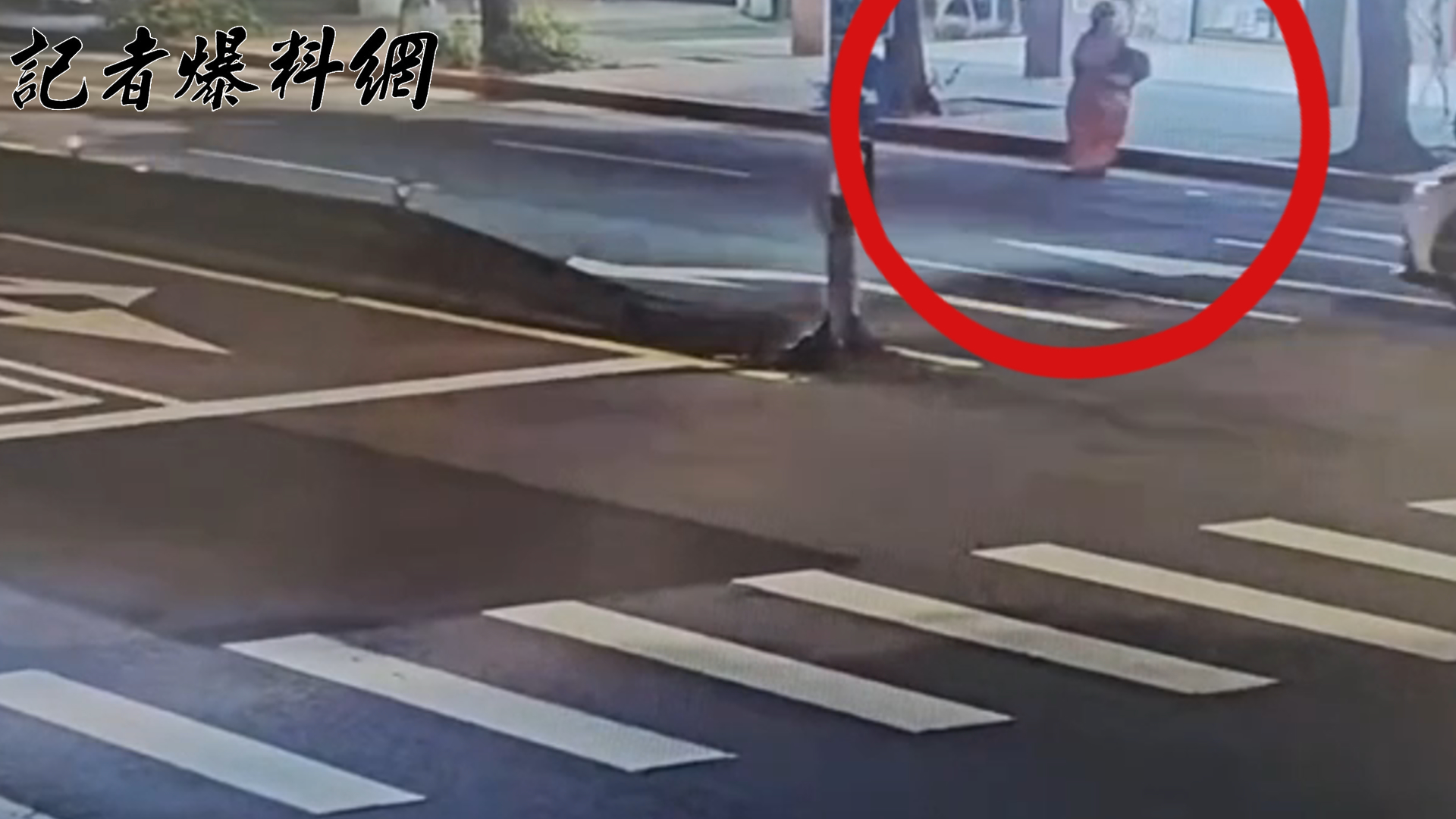 ▲陳男身穿雨衣、頭戴安全帽並手套齊備，熟門熟路潛入便當店，直接搬走櫃台下的保險箱。（翻攝畫面）