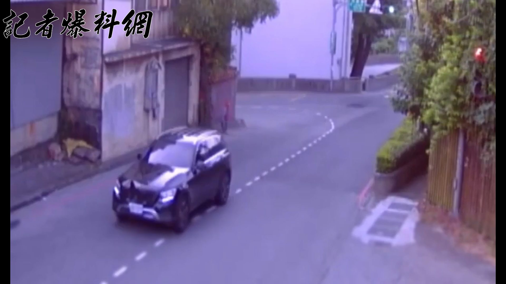 ▲那男肇事後未停車報案，逕自開車逃逸返家。（翻攝畫面）