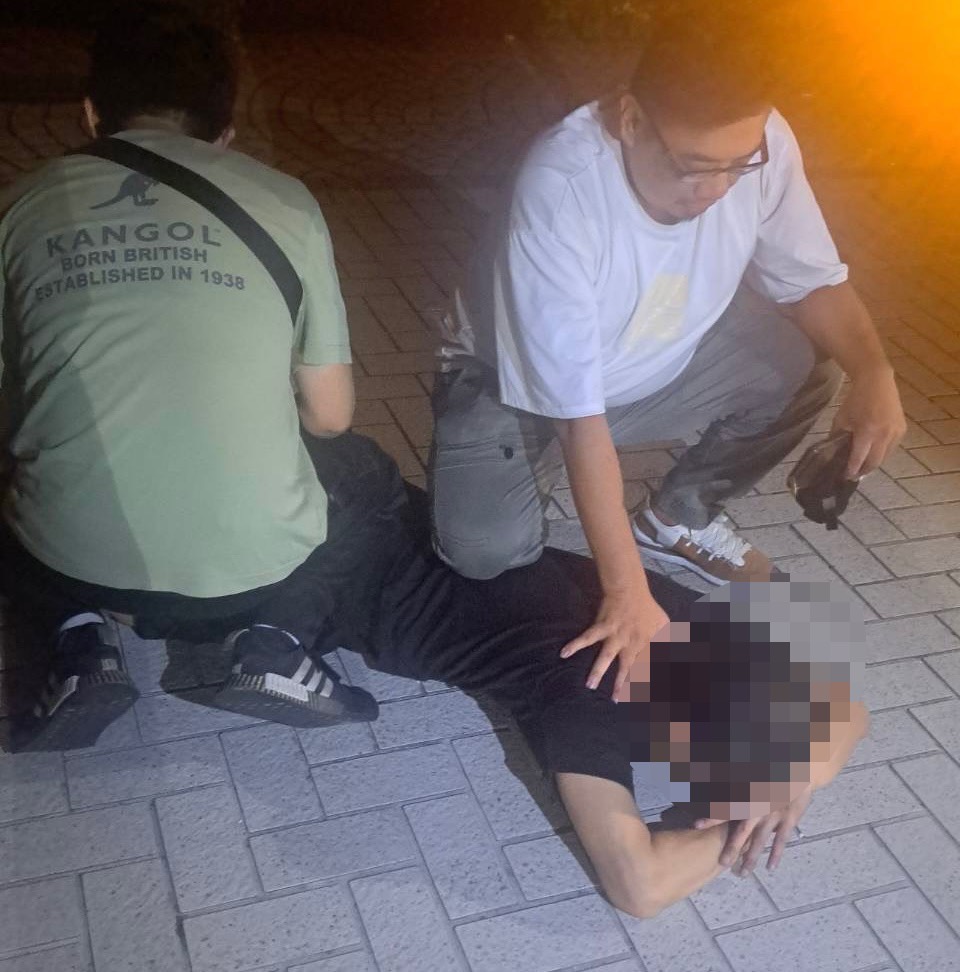 ▲▲43歲賴姓男子5月才因搶金項鍊遭羈押，甫交保就又犯案，下場仍是遭逮捕送辦。（翻攝畫面）