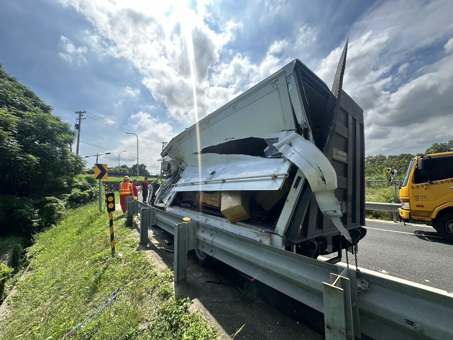 ▲肇事小貨車車頭嚴重變形、前擋碎裂、車頂凹陷，連車廂左側牆面與油壓尾門也有明顯撞擊痕跡。（翻攝畫面）