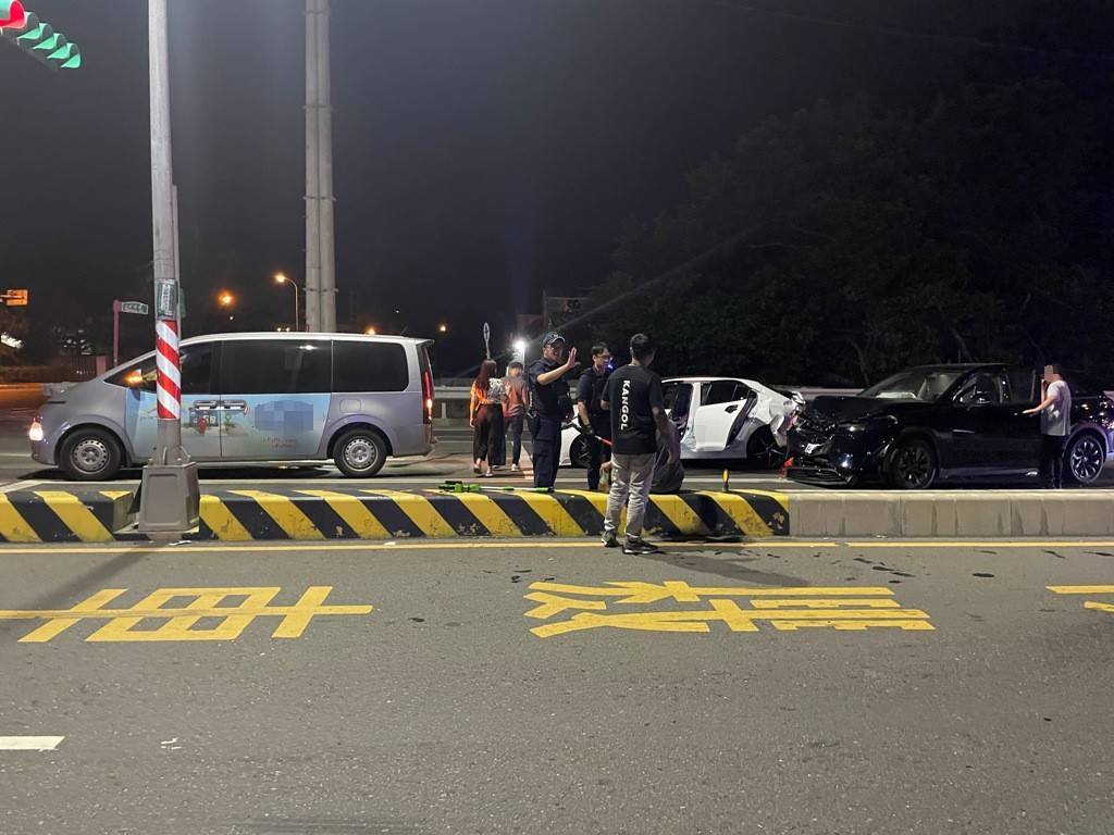 ▲47歲謝姓男子駕駛黑色休旅車，疑未注意前方停等紅燈的車輛，追尾前方小客車再推撞最前方廂型車。（翻攝畫面）