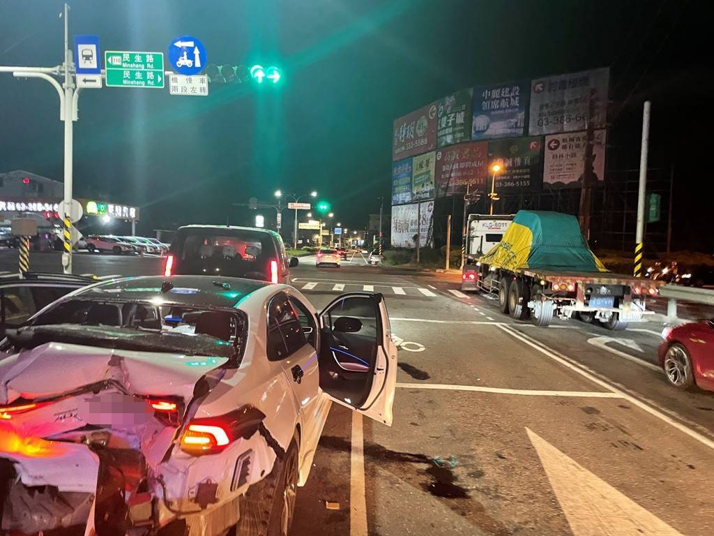 ▲事故造成白色自小客車駕駛楊男左小腿瘀傷，乘客林女左前臂疼痛。(翻攝畫面)