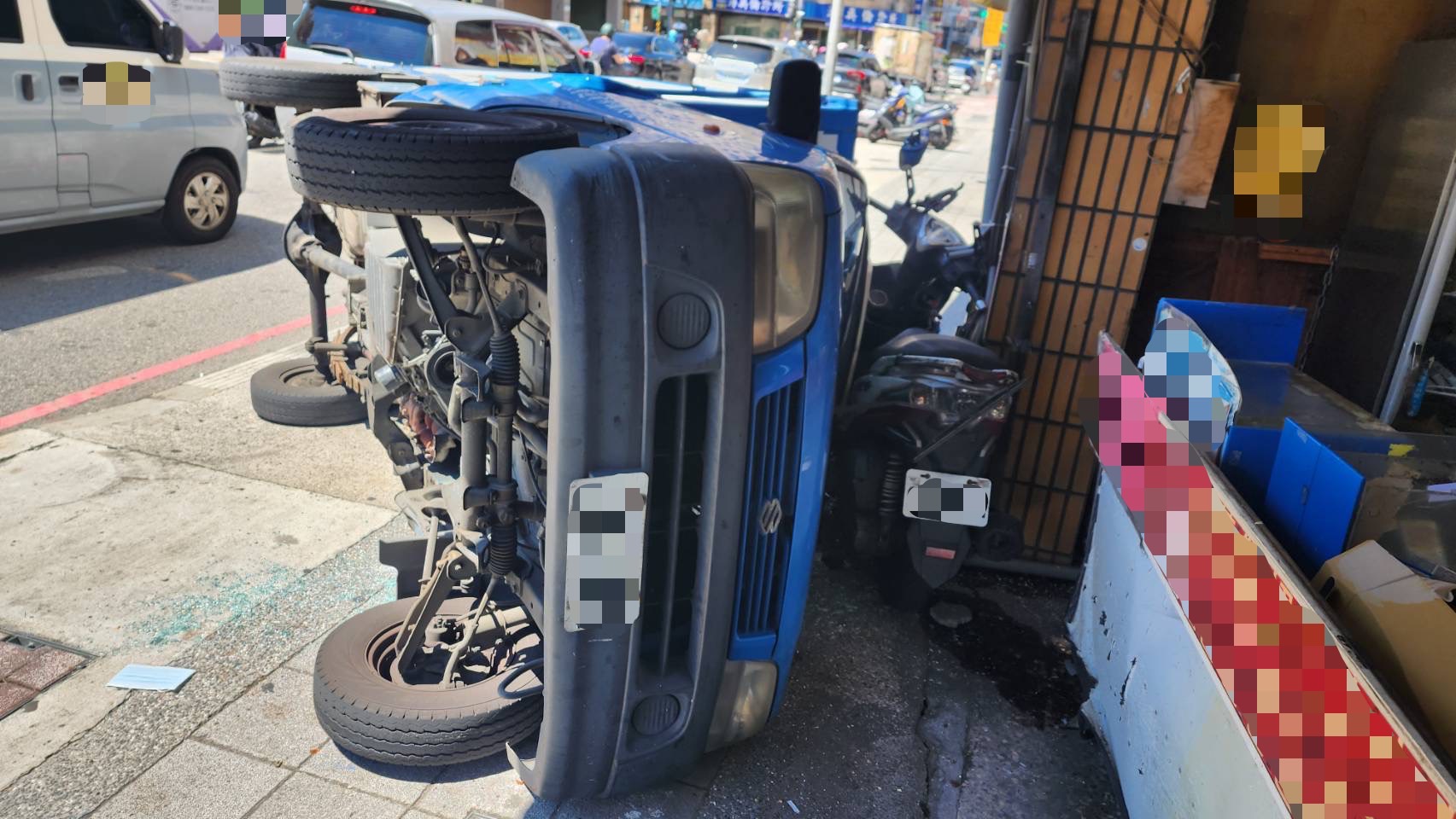 ▲49歲吳姓男子所駕自小貨車遭撞後失控暴衝，翻覆滑行撞上人行道並波及1輛停放的普通重機車。（翻攝畫面）