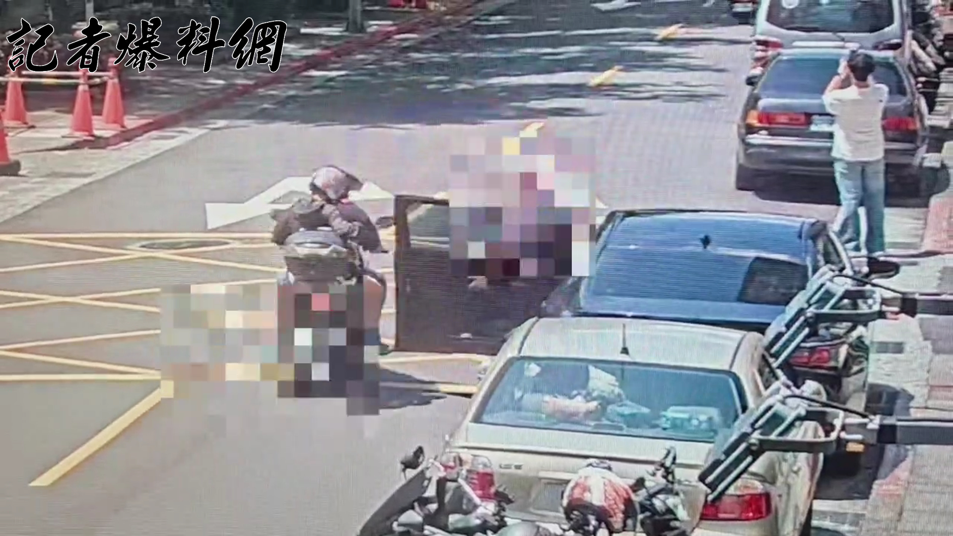 ▲48歲郭姓男子駕駛Uber車輛，紅線違停準備開車門時疑似擦撞路過機車。(翻攝畫面)