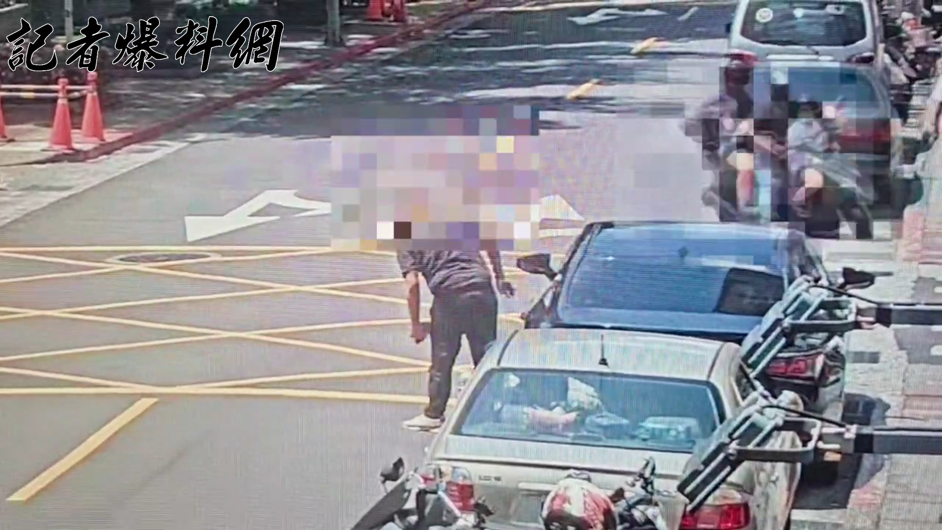 ▲張男閃躲後怒氣難平，折返與郭男理論，進而爆發口角。（翻攝畫面）