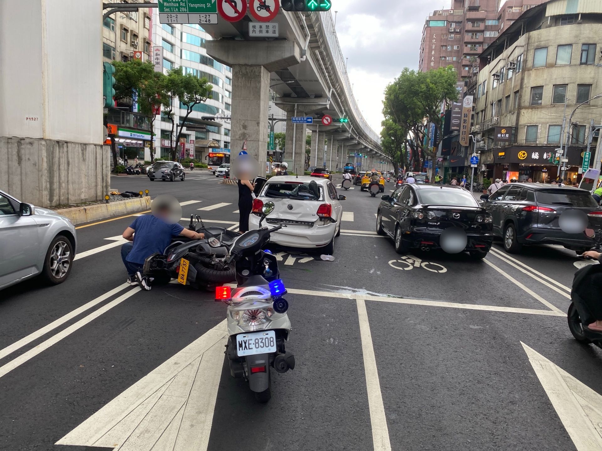 ▲33歲蔡姓男子騎乘黃牌大型重機，違規載著妻子與2名子女，疑因分心未注意路況，猛然撞上前方停等紅燈的自小客車。(翻攝畫面)