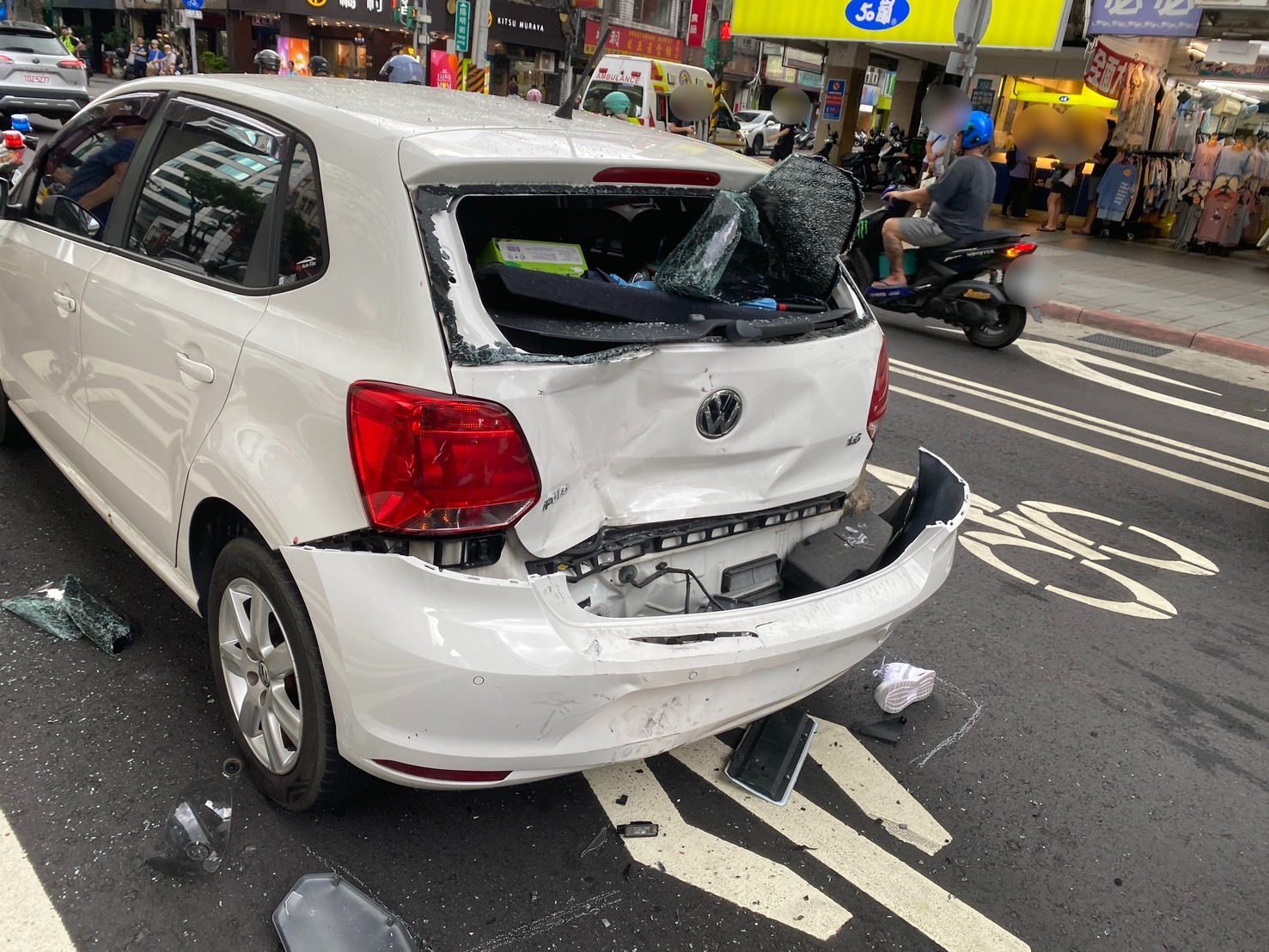 ▲▼轎車車尾嚴重變形，車窗碎裂，重機車頭全毀，事故現場一片狼藉。（翻攝畫面）