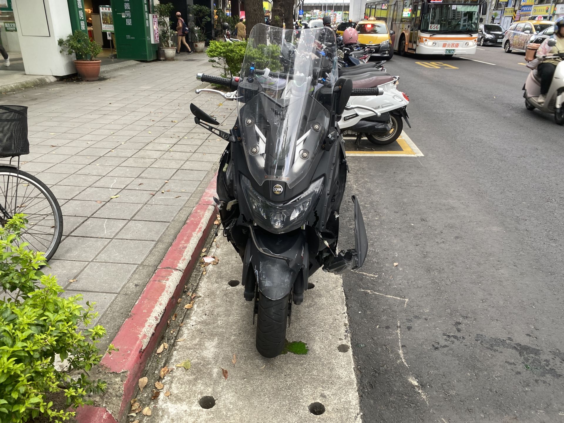 ▲▼轎車車尾嚴重變形，車窗碎裂，重機車頭全毀，事故現場一片狼藉。（翻攝畫面）