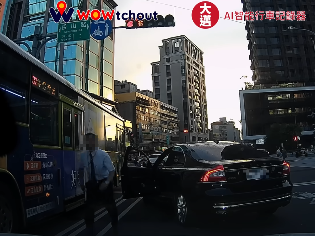 ▲台北市信義區松隆路一帶，前（27）日傍晚18時許發生1起行車糾紛。（翻攝畫面）