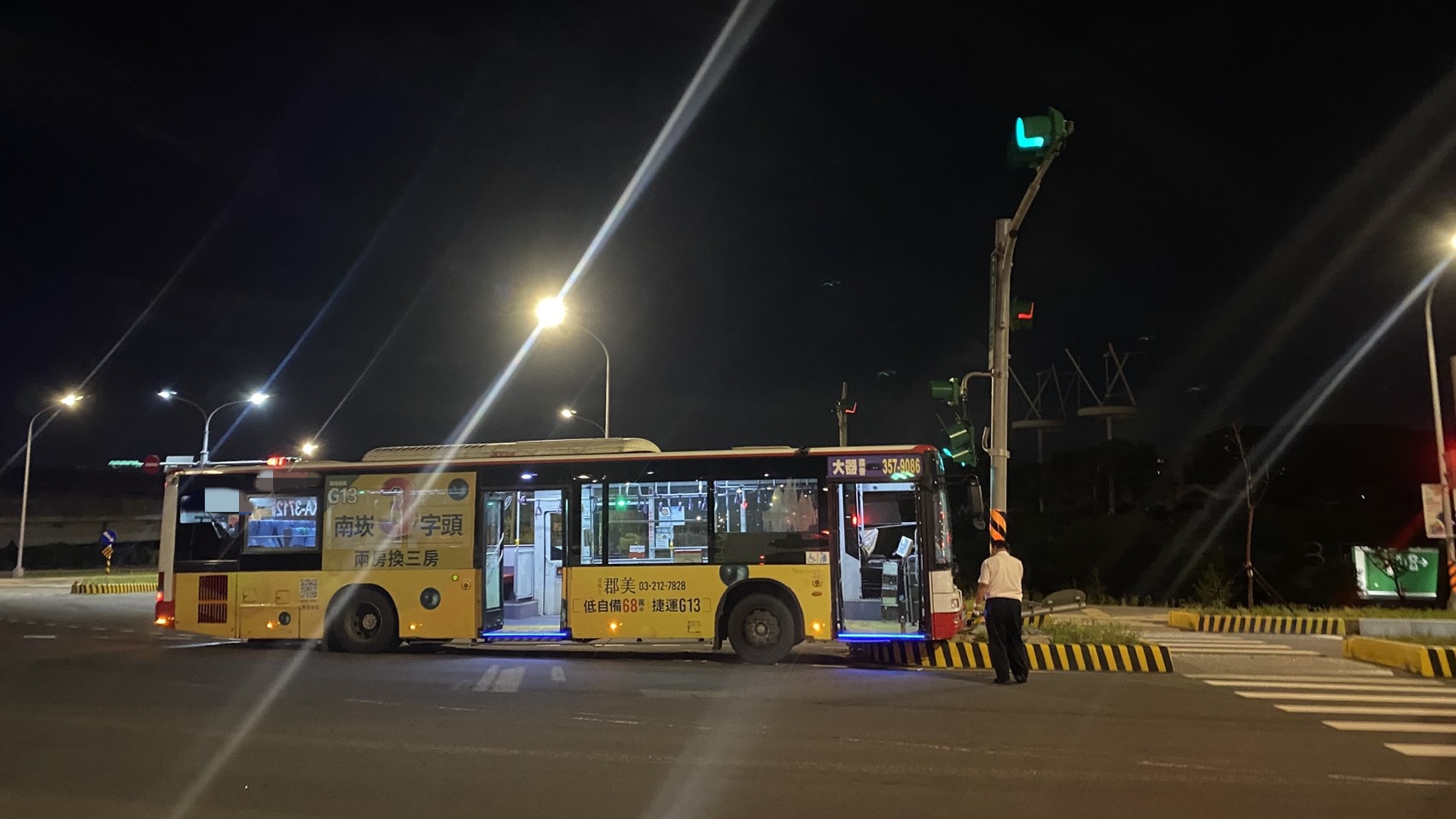 ▲桃園市中壢區昨（28）日深夜23時許，51歲黃姓男子駕駛桃園客運302路公車，行經領航北路四段，左轉航青路二段口時，不慎自撞路中分隔島，造成號誌桿毀損、車頭重創。（翻攝畫面）