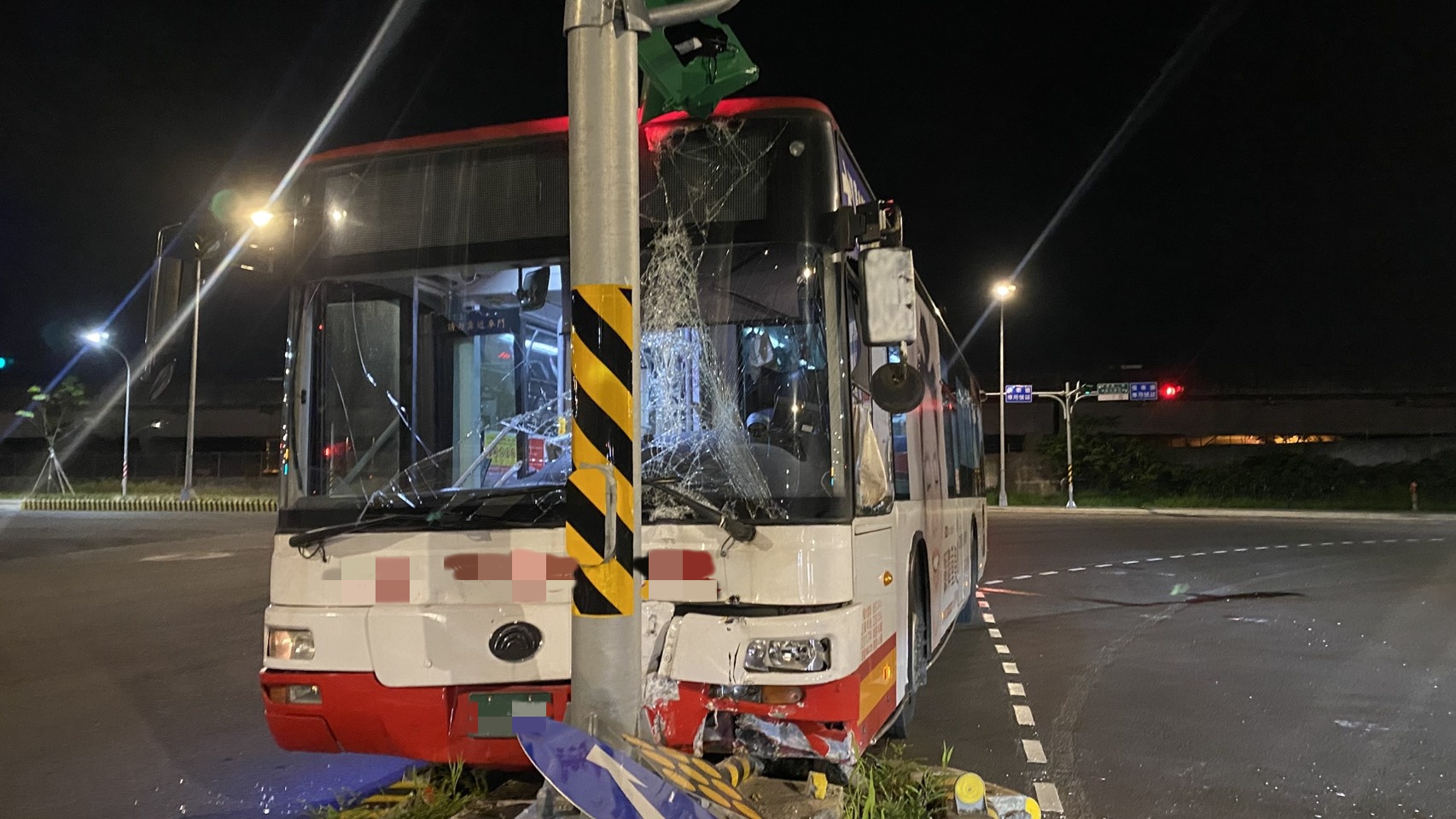 ▲桃園市中壢區昨（28）日深夜23時許，51歲黃姓男子駕駛桃園客運302路公車，行經領航北路四段，左轉航青路二段口時，不慎自撞路中分隔島，造成號誌桿毀損、車頭重創。（翻攝畫面）