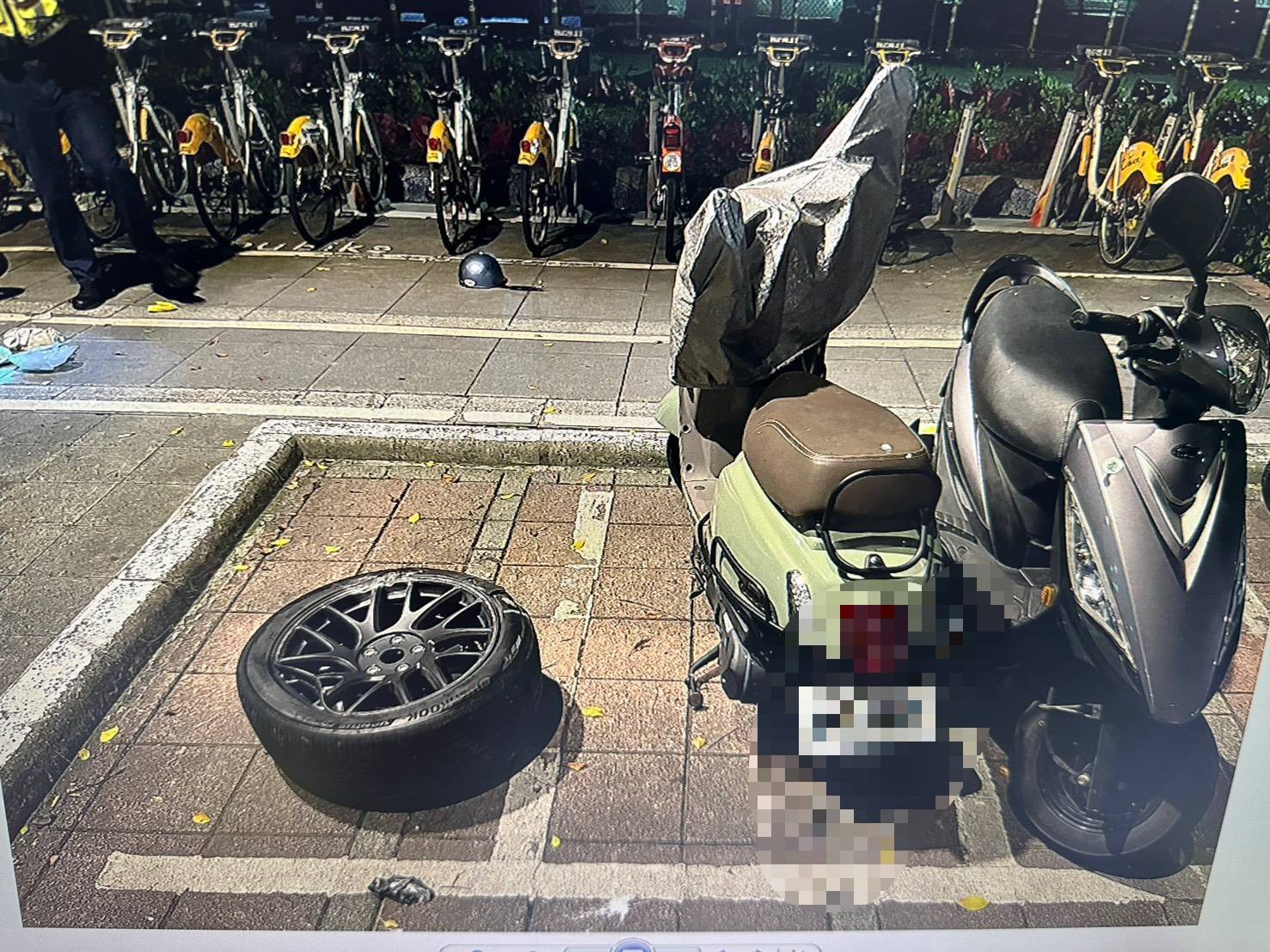 ▲蕭姓男子駕駛特斯拉Model Y沿仁愛路四段自西往東行駛，撞擊防撞柱後未停車，反而轉往光復南路方向，行經仁愛路四段496巷旁再度撞擊停放機車及電箱。事發當下車輛右前輪瞬間脫落。（翻攝畫面）