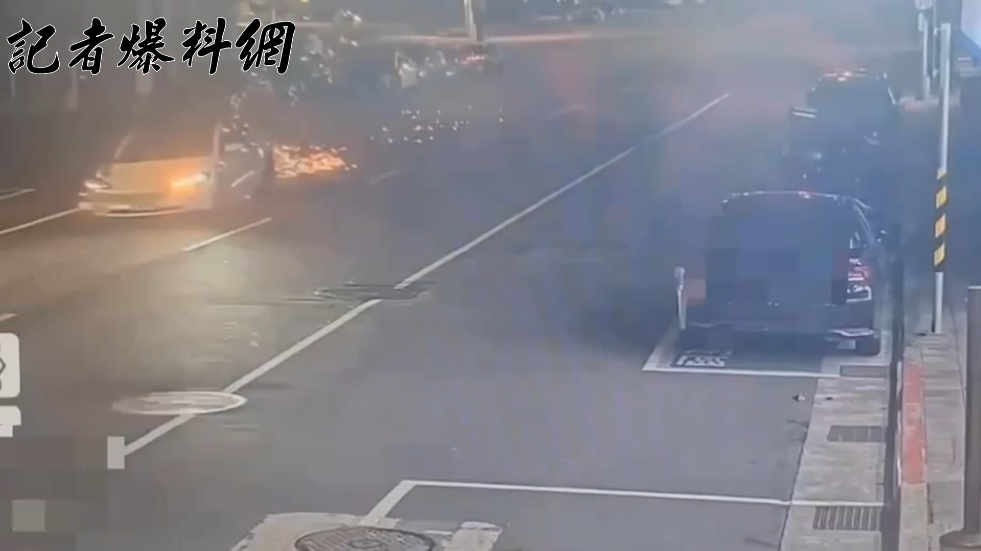 ▲衝撞電箱與機車後，車輪掉落，仍硬開至松德醫院一帶繞行。（翻攝畫面）