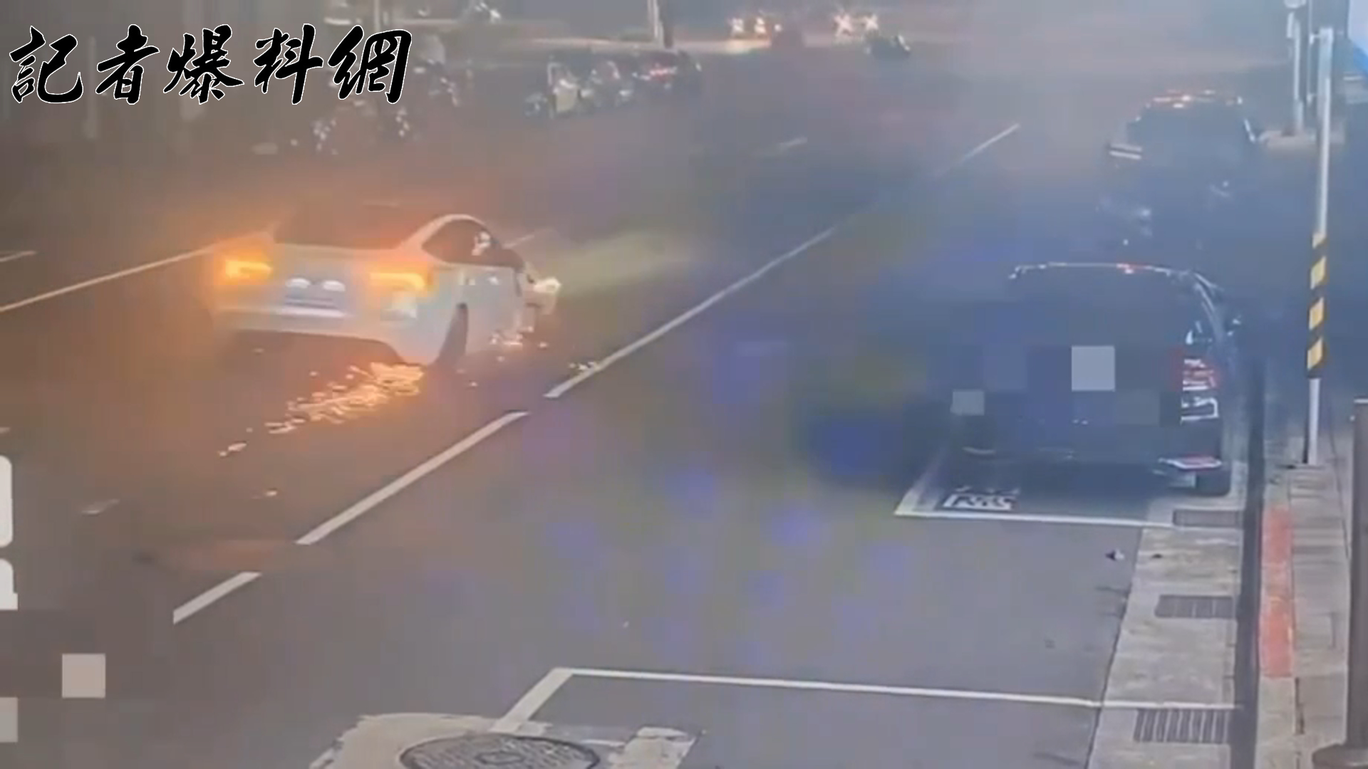 ▲▼蕭男衝撞電箱與機車後，車輪掉落，仍硬開至松德醫院一帶繞行。（翻攝畫面）