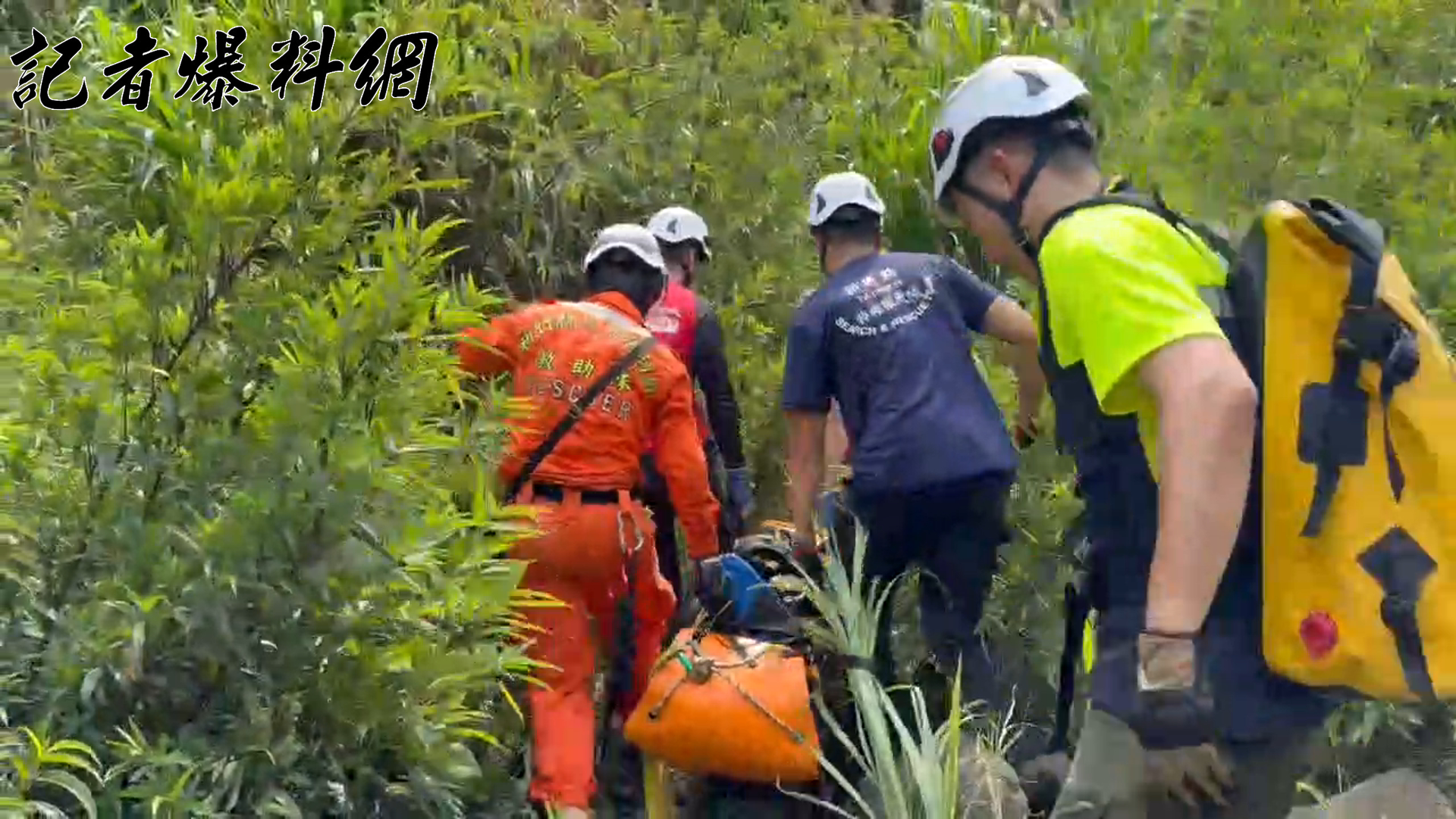 ▲新竹縣消防局動用11名支援人力，合力架設繩索進行轉運。（翻攝畫面）
