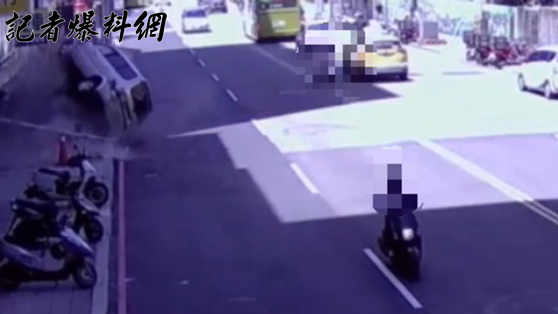 ▲張翁駕駛廂型車逆向闖入對向車道，爆衝自撞路旁燈桿。（翻攝畫面）