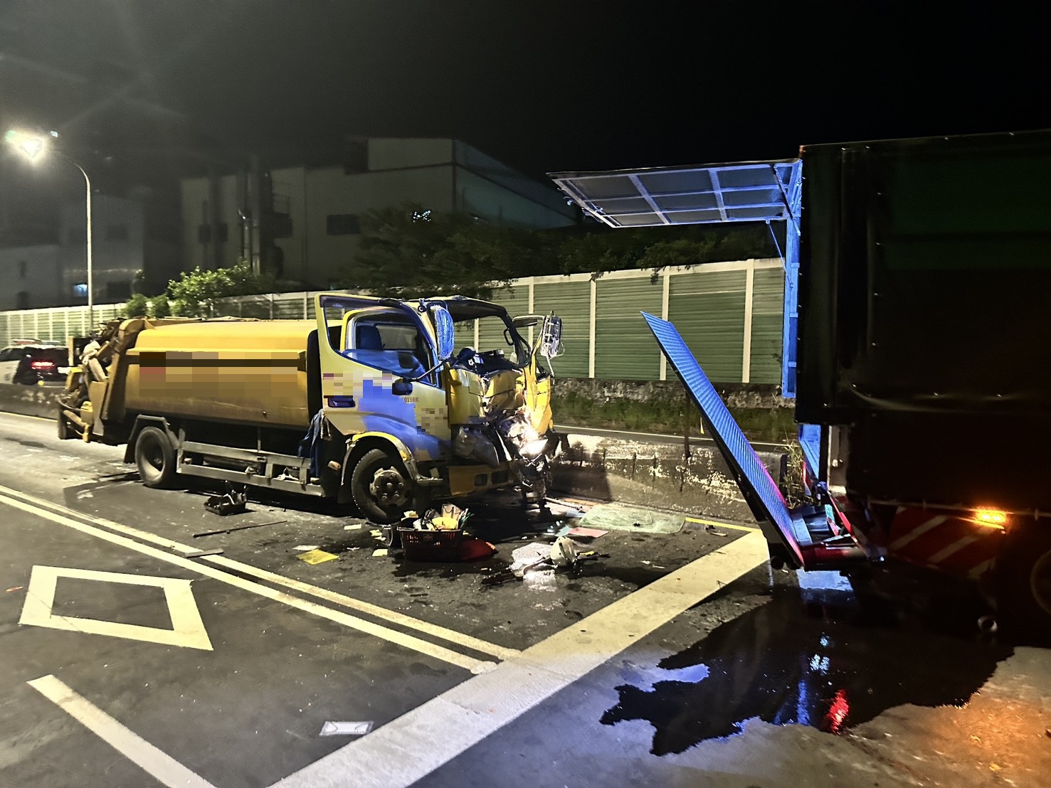 ▲洪男駕駛的大貨車沿擺接堡路南下直行，疑因未注意前方路況，直接撞上停等紅燈的吳姓駕駛所駕小貨車。（翻攝畫面）
