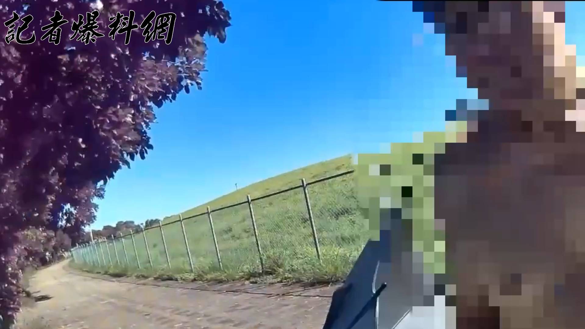 ▲劉男全身赤裸在人行道上撐傘閒晃，被趕到員警當場制止。（翻攝畫面）