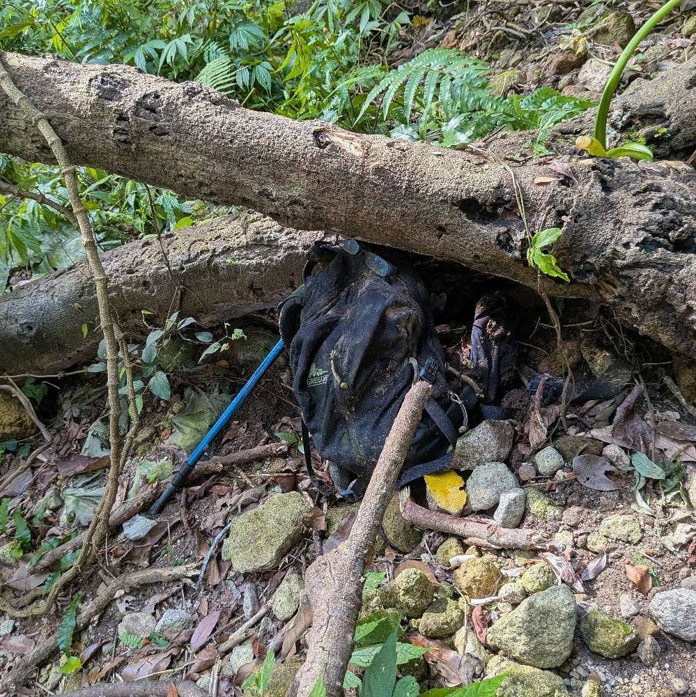 ▲日前有2名地質調查人員，在陽明山八煙步道附近發現1個沾滿泥土的無主背包，內容物包含眼鏡、錢包、藥物與2枚使用過的衛生棉，令人懷疑可能為女性失蹤山友所遺留。（翻攝臉書《登山通報站》）