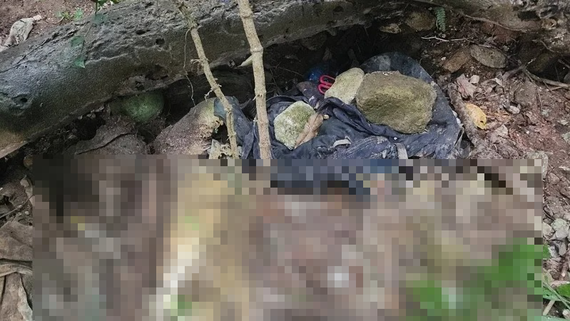 ▲警方獲報到場勘查，竟在不遠處發現1具尚穿著登山鞋的人類腿骨，現場草叢還有登山裝備及綁有童軍繩的枯木。（翻攝畫面）