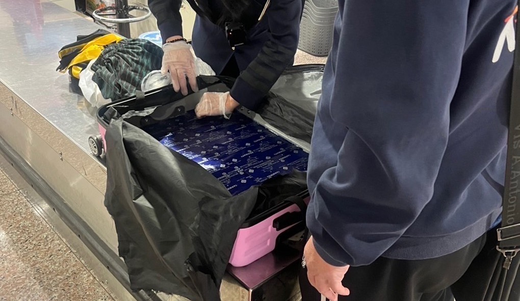 ▲60歲本國籍陳姓男子自柬埔寨返台，託運行李箱內夾藏6包海洛因共4.305公斤，遭航空警察局與關務署人員聯手查獲。（翻攝畫面）