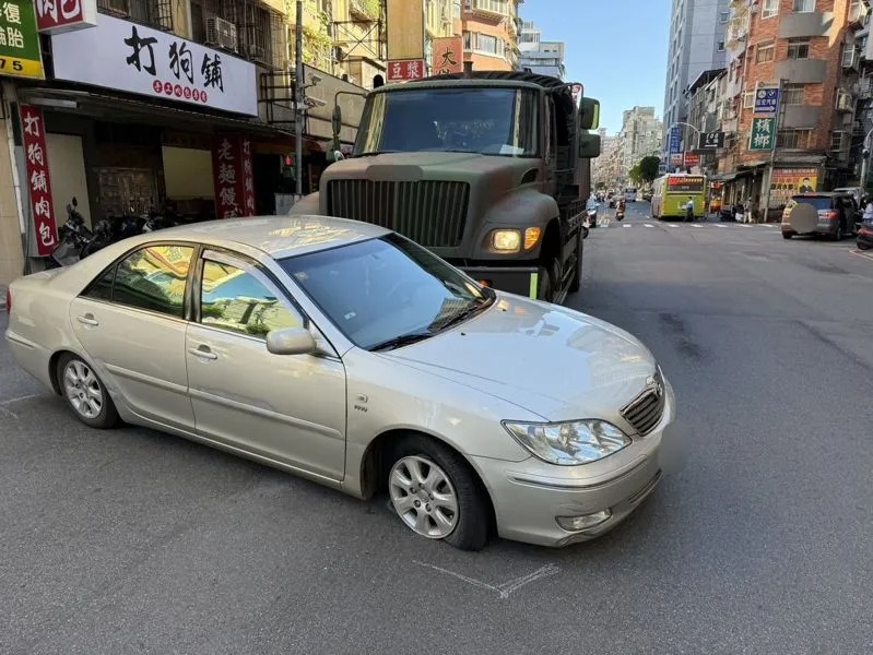 ▲新北市中和區成功路，今（2）日上午7時許驚傳車禍。1輛軍用卡車與銀色轎車發生擦撞，整輛轎車當場打橫，並遭軍卡推行約10公尺才停下。(翻攝畫面)