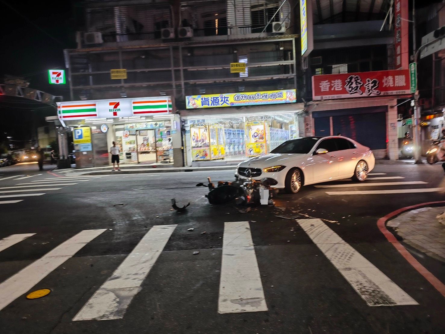 ▲新北市泰山區明志路三段、台麗街口，昨（1）日晚間22時許驚傳嚴重車禍！新北市泰山區明志路三段、台麗街口，昨（1）日晚間22時許驚傳嚴重車禍！(翻攝畫面)