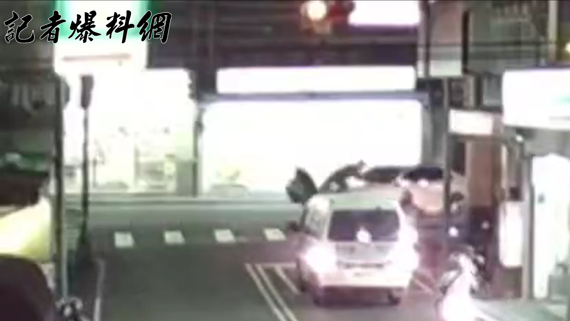 ▲28歲謝姓男子駕駛白色賓士自小客車欲左轉時，與對向直行的機車發生碰撞，41歲林姓騎士當場噴飛慘摔，導致四肢擦挫傷、全身多處骨折與內出血。(翻攝畫面