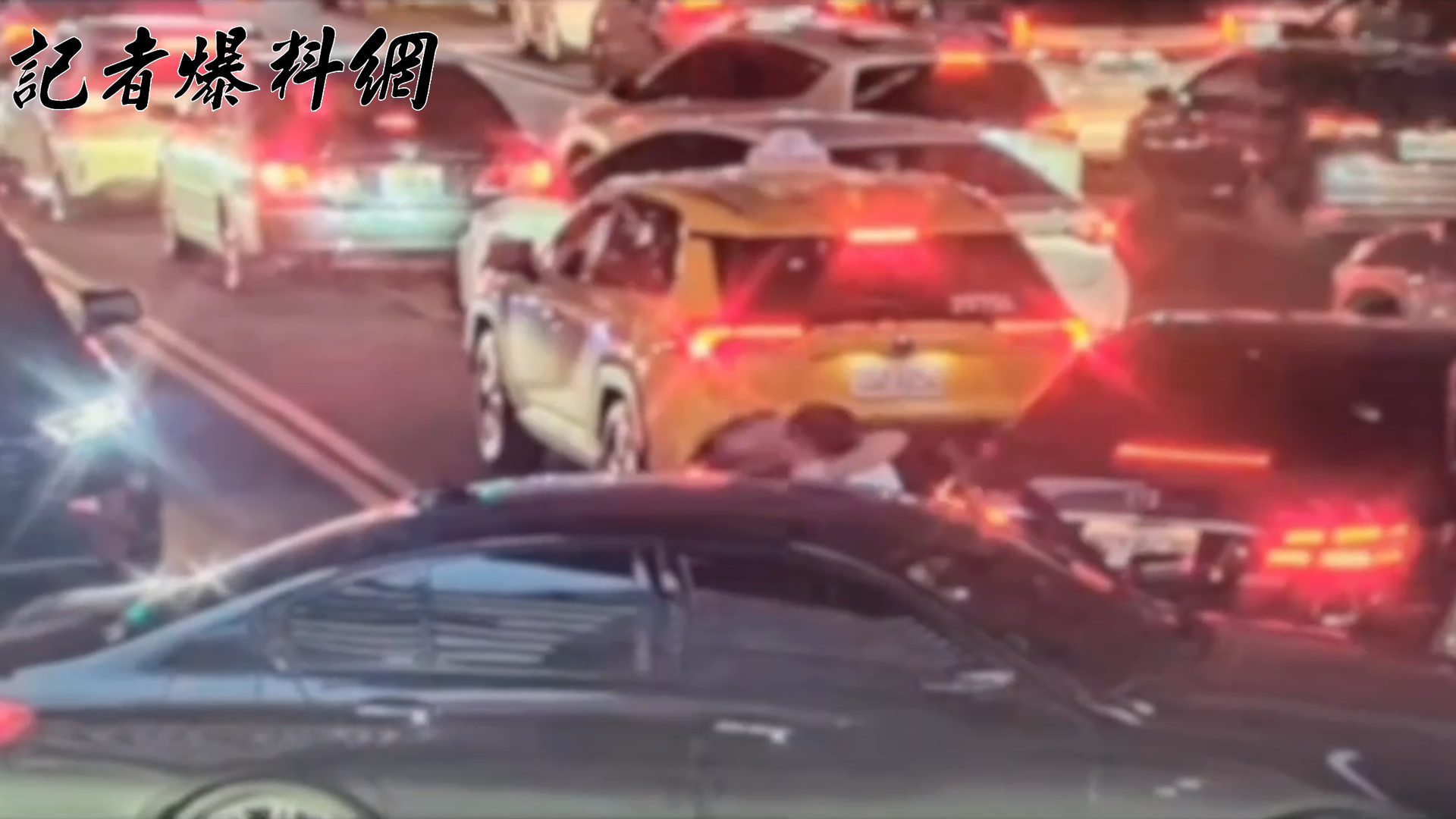 朱男誤解指令，車輛仍向前駛直接卡在路口中央，鄭姓義交質問不服從指揮，2人爆發激烈口角，最終演變為肢體衝突。（翻攝畫面）