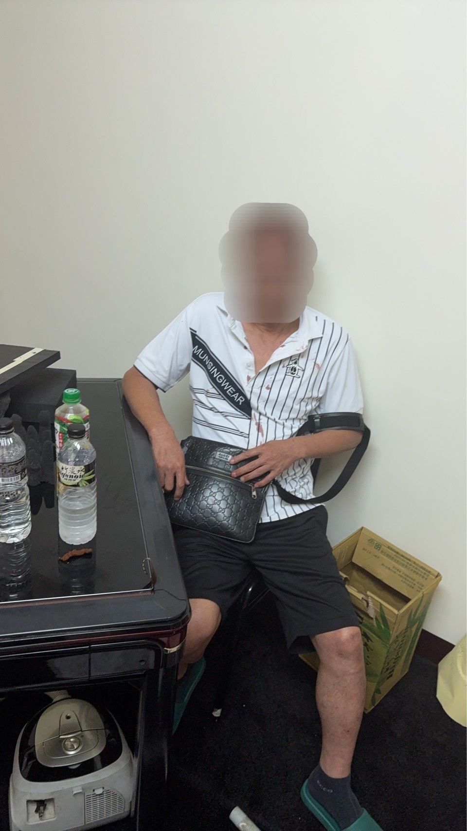 ▲63歲盧姓男子與36歲邱姓女子日前在1處民宅麻將賭場屢屢「大勝」，引起場主與賭客集體不滿，質疑2人聯手作弊。（翻攝畫面）