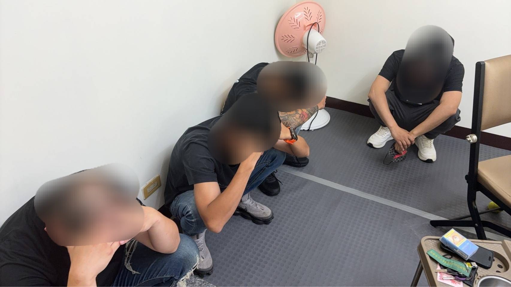 ▲警方獲報派遣快打部隊迅速到場，當場壓制全場人員。（翻攝畫面）