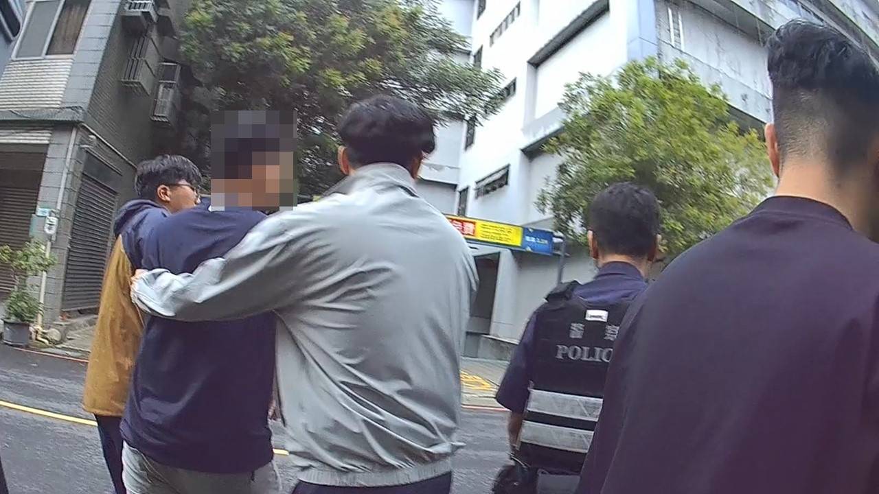 ▲桃園市警方昨（7）日破獲1起詐騙未遂案件，當場逮捕20歲林姓男子帶回偵辦。（翻攝畫面）