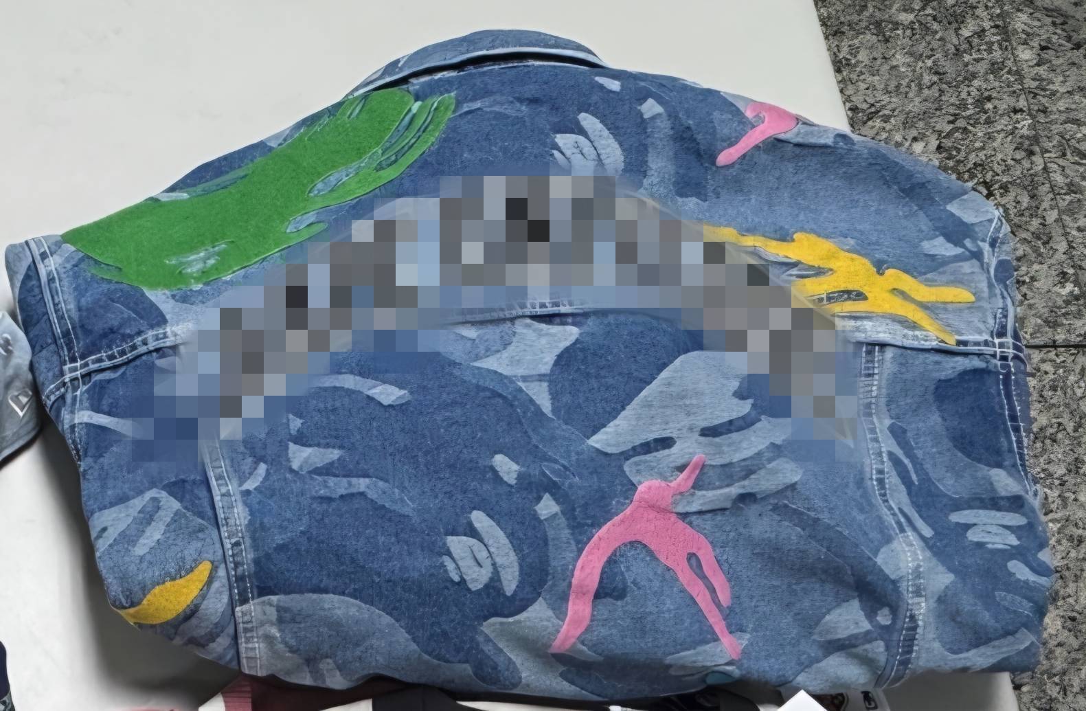▲女賊專偷日系品牌商店，連抱枕也沒逃過毒手。（翻攝畫面）