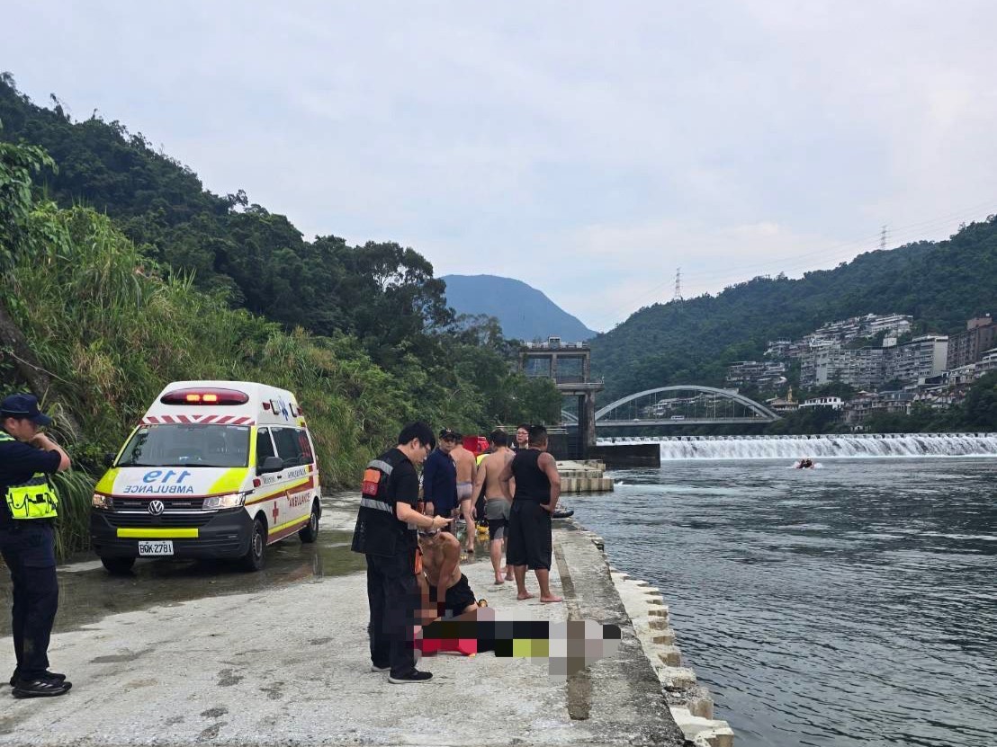 ▲新北市新店區廣興橋下傳有民眾落水，消防人員前往救援，卻因救生船艇翻覆，造成艇上3人落水，救起時已無生命徵象。(翻攝畫面)