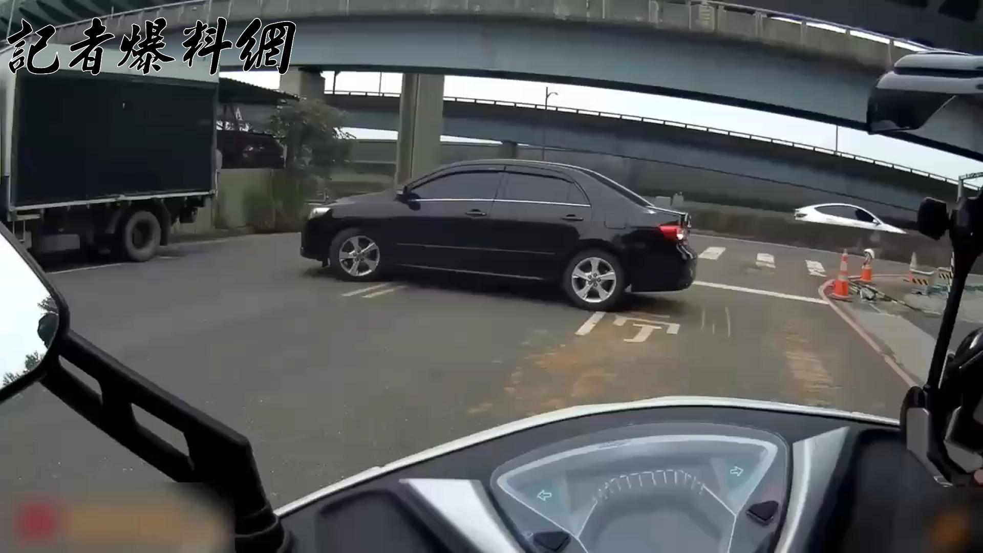 ▲江男再遭舉發未繫安全帶後離去時又違規跨越雙黃線。（翻攝畫面）