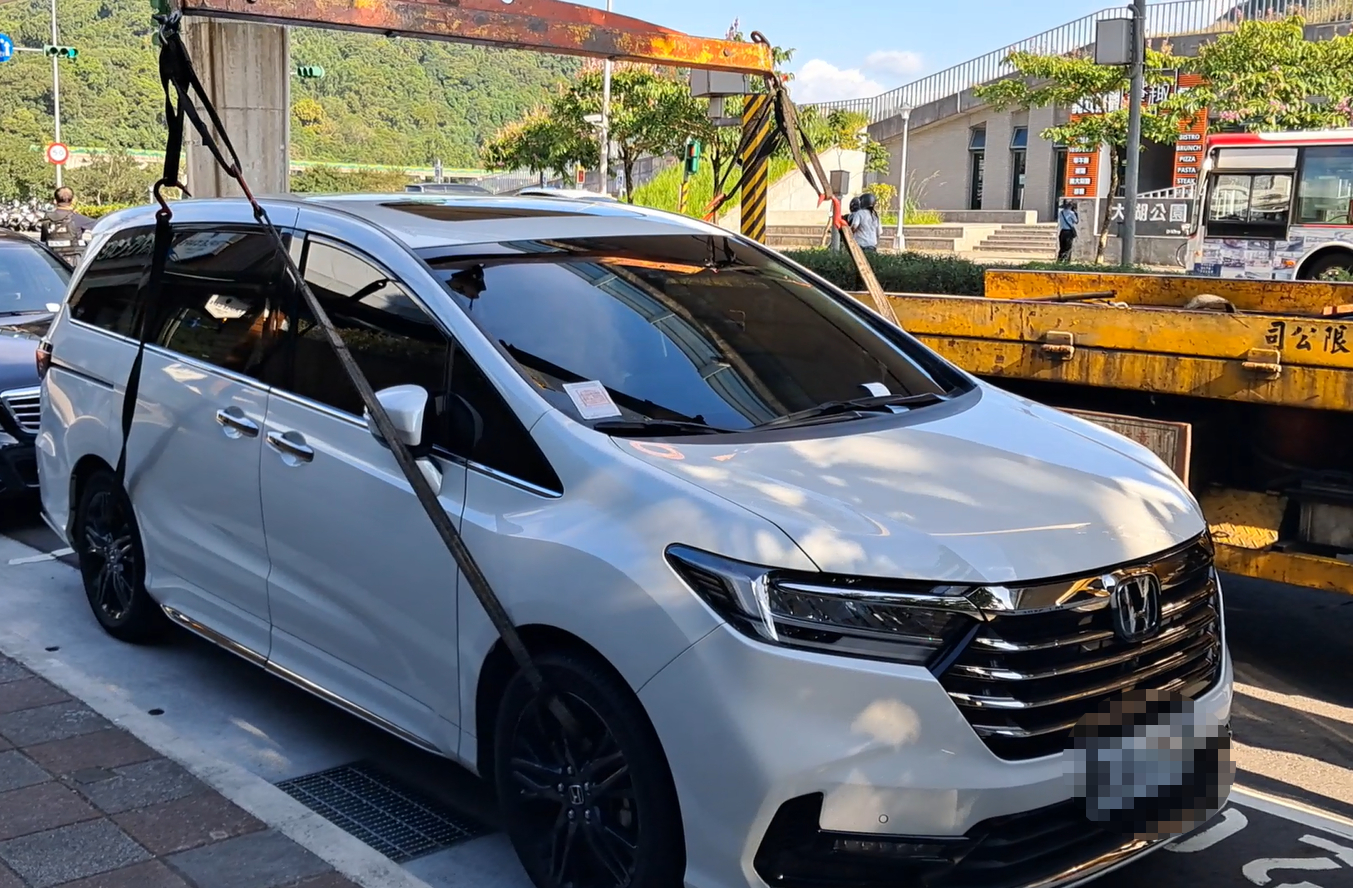 ▲錢姓男子坐擁百萬豪車，卻對交通違規、牌照稅與健保費長期積欠不理，22案總欠款高達18萬餘元。（翻攝畫面）