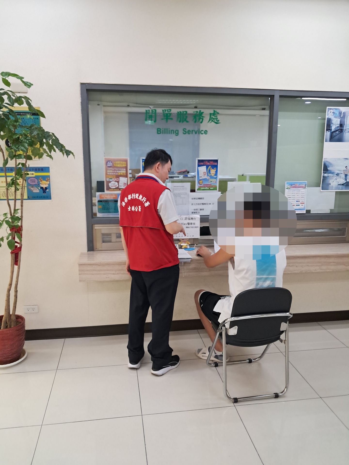 ▲錢男親戚王姓男子使用該車，於附近咖啡廳洽談業務，發現愛車遭拖吊嚇得趕忙奔出詢問，得知原委後立即繳清13萬元。（翻攝畫面）