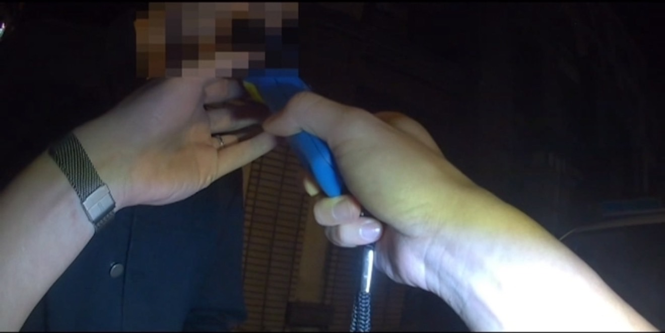 ▲何姓騎士被攔停時滿身酒氣，警方隨即依規進行酒測，數值高達0.22mg/L。（翻攝畫面）