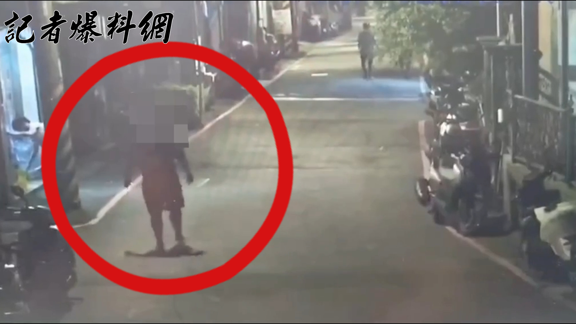 ▲23歲陳姓男子因幫友人協商1筆3600元的旅費債務，遭2名高中生手持西瓜刀沿街追砍，雙手多處刀傷、血流不止，連鞋都來不及穿上便倉皇逃命。(翻攝畫面)